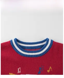 Detail eines roten Strickpullovers mit buntem Rippstrick-Ausschnitt und Noten-Mustern