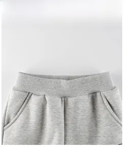Détail du pantalon de jogging gris avec taille élastique côtelée et poches latérales