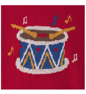 Detailaufnahme von rotem Strickpullover mit Cartoon-Trommel und Notenmotiven