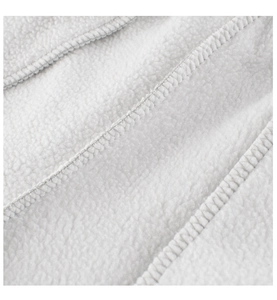 Gros plan détaillé du tissu polaire blanc doux et des coutures de finition de qualité
