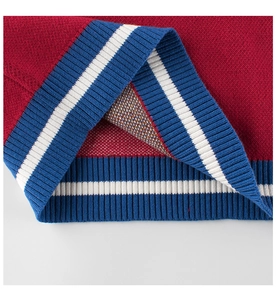 Detail eines roten Strickpullovers mit blau-weißen Rippbündchen an Ärmeln und Saum