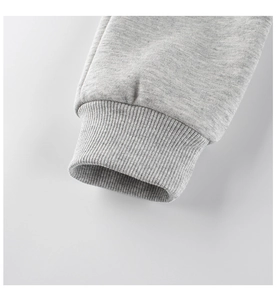 Gros plan détaillé des poignets élastiques gris sur pantalon d'hiver en coton épais