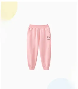 Détail du jogging rose pour enfant avec taille élastique et broderie d'ours