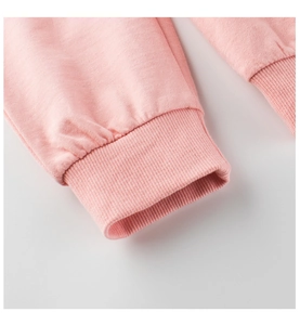 Gros plan détaillé des poignets côtelés roses du pantalon de sport pour enfant