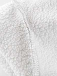 Gros plan sur polaire sherpa blanche avec coutures surjetées pour sweats à capuche enfant