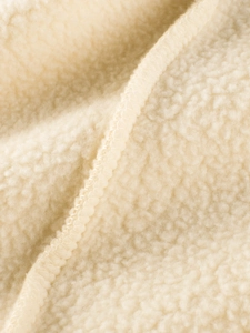Primer plano de tela de felpa beige para sudadera infantil con textura suave y sobrehilado