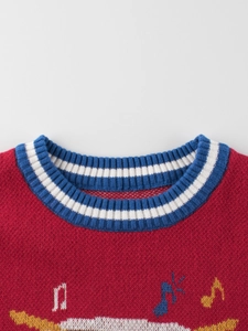 Roter Kinderstrickpullover mit Musiknoten und blauem gestreiftem Rundhalsausschnitt