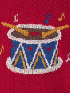 Roter Kinderstrickpullover mit festlichem Trommelmotiv und kleinen Musiknoten-Mustern