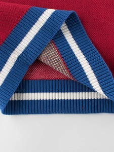Roter Weihnachts-Kinderpullover mit gestreiften Rippbündchen und hochwertiger Textur