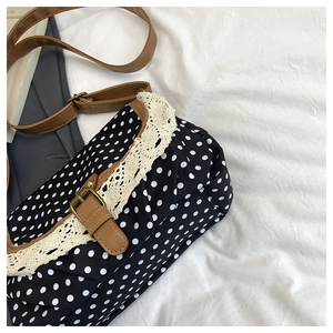 Vue détaillée du sac en nylon à pois avec bordure en dentelle et bandoulière en cuir