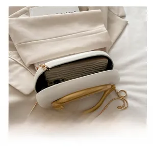 Vue intérieure d'un sac en cuir blanc montrant la capacité pour un smartphone