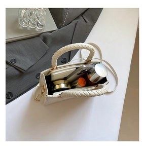 Vue détaillée d'un sac à main crème montrant sa capacité de rangement quotidienne