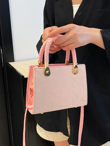 Petit sac carré rose avec gaufrage floral, poignée tressée et rivets dorés pour femme