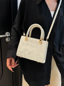 Sac à main carré blanc élégant avec texture florale en relief et poignée tressée femme