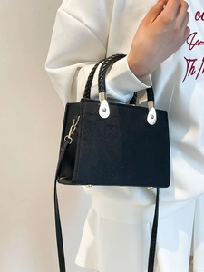 Sac bandoulière noir élégant avec motif floral en relief et poignée tressée pour femme