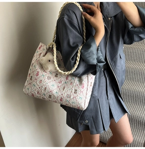 Détail du sac cabas floral avec motif d'ours et breloque étoile en peluche sur modèle