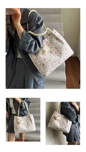 Dettaglio della borsa shopper floreale con motivi di orsi rosa e ciondolo orso 3D
