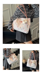 Dettaglio della borsa tote floreale con cuori e ciondolo a forma di orsetto