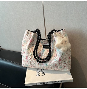 Détail du sac cabas imprimé ours à poignée chaîne noire et breloque étoile en peluche