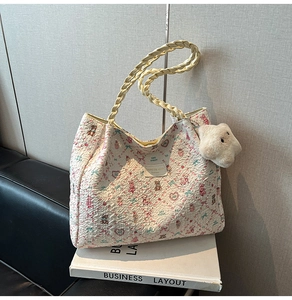Détail du sac cabas à imprimé ours avec texture plissée et pendentif étoile en peluche