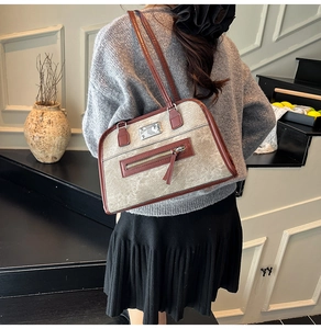 Vintage Canvas-Einkaufstasche mit braunem Lederbesatz, präsentiert an einem Model