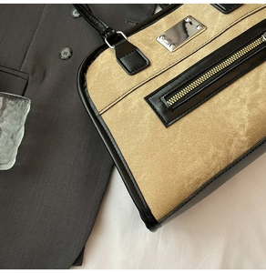 Nahaufnahme der Khaki-Leinwand und des schwarzen Lederriemens an einer Vintage-Tasche