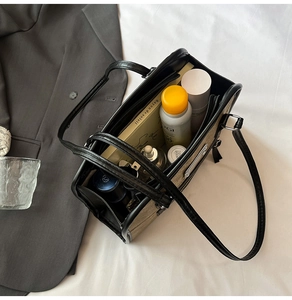Detailansicht des geräumigen Innenlebens der Canvas-Tasche mit Alltagsgegenständen
