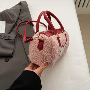 Sac Boston en polaire rose avec lanières en cuir rouge et détail cœur à la main