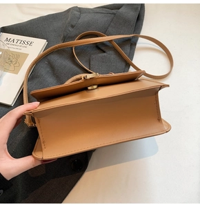 Vue intérieure du sac bandoulière en cuir caramel montrant le compartiment principal