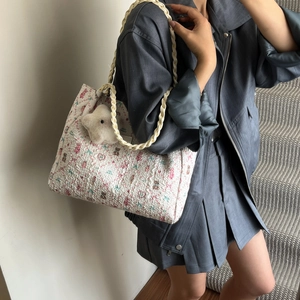 Sac cabas en maille fleurie avec imprimé ours et bandoulière tressée crème à 45 degrés