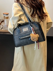 Vintage matt schwarze Schultertasche für Damen mit Plüschbär-Anhänger und Webseil-Detail