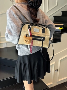 Vintage khakifarbene Achseltasche aus Canvas mit schwarzem Lederbesatz und Bär