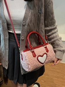 Sac cylindrique en peluche rose avec patch cœur blanc et bandoulière rouge pour femme