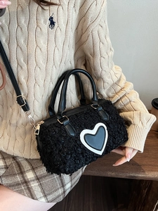 Sac à main en peluche noire avec motif cœur et bandoulière amovible pour femme