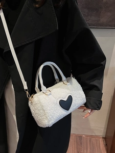 Sac à main en peluche blanche avec écusson cœur noir et bandoulière réglable chic
