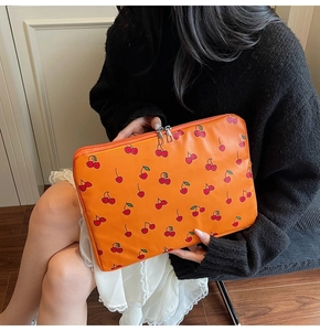 Orangefarbene Laptoptasche mit Kirschmuster, doppeltem Reißverschluss und weichem Futter