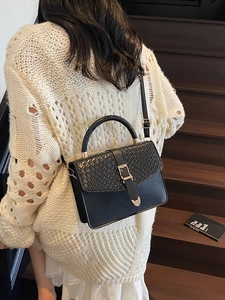 Sac bandoulière élégant en similicuir noir avec rabat serpent et poignée tressée
