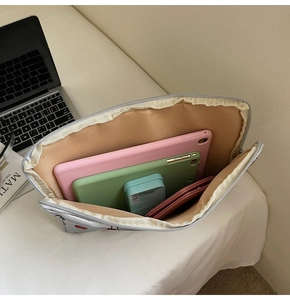 Makroaufnahme der großen grauen Organizer-Tasche mit Kirschprint und glattem Reißverschluss