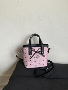 Sac À Main Rose En Cuir PU Plissé Avec Motif Nœud Noir Sac À Bandoulière Doux Pour Femmes Avec Pendentif Cœur