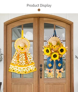Dettaglio di decorazioni di girasole con cappelli di paglia e tessuti denim su legno