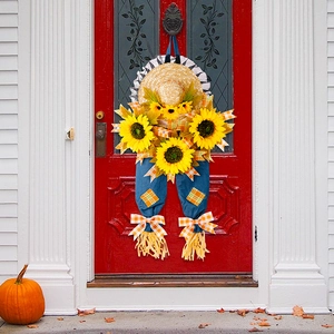 Dettaglio decorazione da appendere girasole cappello di paglia denim per festa raccolto
