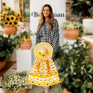Dettaglio cappello di paglia con girasole e grembiule per decorazioni autunnali