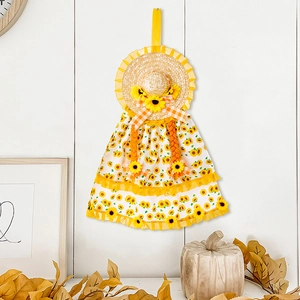 Dettaglio decorazione cappello di paglia con girasoli per il ringraziamento e autunno