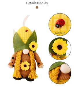 Détails du gnome de récolte avec tournesol, coccinelle et bonnet à texture de maïs