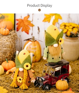 Gnomes d'automne avec chapeaux en maïs, tournesols et détails tressés en gros plan