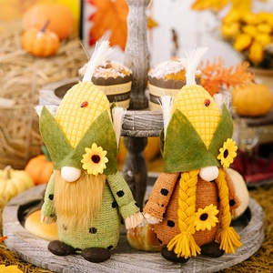 Détail de gnomes de récolte avec chapeaux de maïs et tournesols en décor festif