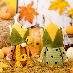 Gnomes d'automne avec tournesol et coiffe de maïs dans une scène de récolte
