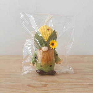 Détail d'un gnome d'automne avec tournesol et chapeau texturé en épi de maïs jaune