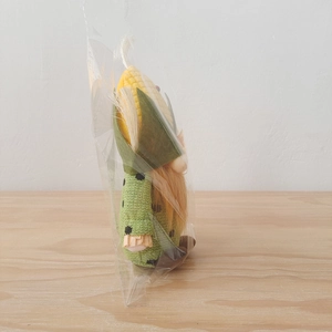 Détail d'un gnome de récolte avec chapeau maïs et chemise à pois verts sous sac