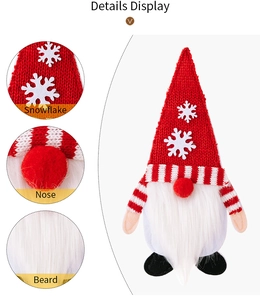 Detalle de porta cubiertos de gnomo con gorro de copos de nieve, nariz de felpa y barba